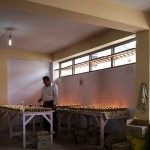 Pan zaświecający świeczki ku czci