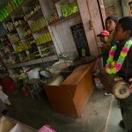 Dzieciaki zbierają cukierki z okazji Diwali