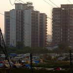 Przedmieścia Delhi - blokowiska i pole namiotowe