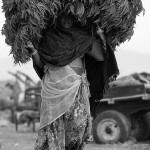 Pani z liścmi na głowie