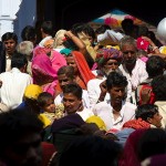 Tłum wychodzący ze świątyni