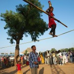 Pushkar Camel Fair, dziewczynka balansująca na linie