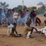 Fotografowie cykające scenę z poprzedniego zdjęcia