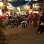Przed wejściem do Nizamuddin Dargah