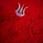 Widły w czerwonym proszku