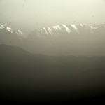 Masakra jakaś z aparatem, widoczek z Ranikhetu na Nanda Devi (chyba) i okolice