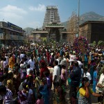 Tłum przy głównej bramie świątyni