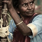 Pani sprzedająca kijki