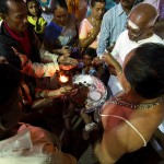 Inny ksiądz błogosławi i rozdaje biały proszek do pomazania czoła