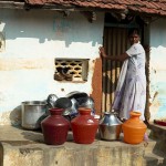 Pani wchodzi do domu, ale się odwróciła, bo ją koleżanki zawołały