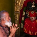 Pan ksiądz pozuje, że niby się modli do św. Gayatri