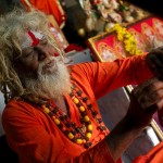 Pan ksiądz zawiązuje supełek na ręce takiej jednej pani