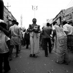 Pan idzie w tym samym kierunku co reszta, ale tyłem