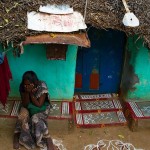 Pani siedzi sobie przed domem