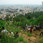 Gdzieś na trasie, jeszcze nie ma tłumów, w dole widać Arunachaleshwar Temple