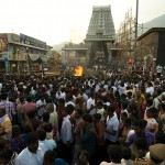 Ognisko i tłum przed świątynią ostatniego dnia