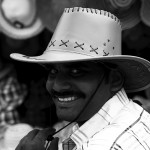 Pan kupuje kapelusze w sklepie z kapeluszami