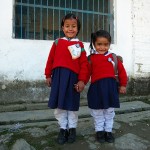 Szkoła w Munsyari, po prawej córka dyrektora