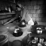 Pani czyści knajpianą kuchnię