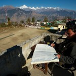 Pan dyrektor podpisuje dzienniki na koniec miesiąca oglądając sobie krykieta na tarasie