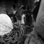 Pani wstawia kadzidło