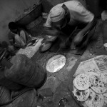 Piec tandoori, panowie robią chapati