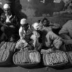 Panowie sprzedają patyki