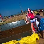Trisha z tektury na plaży w Mamallapuram