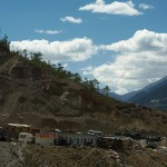 Na trasie Shangri La - Deqin - półgodzinny postój na usunięcie wielkiego betonowego bloku z drogi Na trasie Shangri La - Deqin - półgodzinny postój na usunięcie wielkiego betonowego bloku z drogi