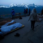 Feilai Si - niektórzy jeszcze śpią, reszta przygotowuje się do focenia wschodu słońca Feilai Si - niektórzy jeszcze śpią, reszta przygotowuje się do focenia wschodu słońca