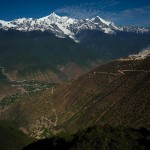 Całe pasemko gór, w dole wieś Xidang Całe pasemko gór, w dole wieś Xidang