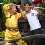 Pozer pozuje z turystą