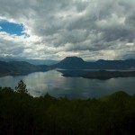 Widoczek na Lugu Hu zaraz zza kasy biletowej