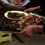 Pani niesie pożywienie