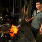 Fugong, pan smaży mięso